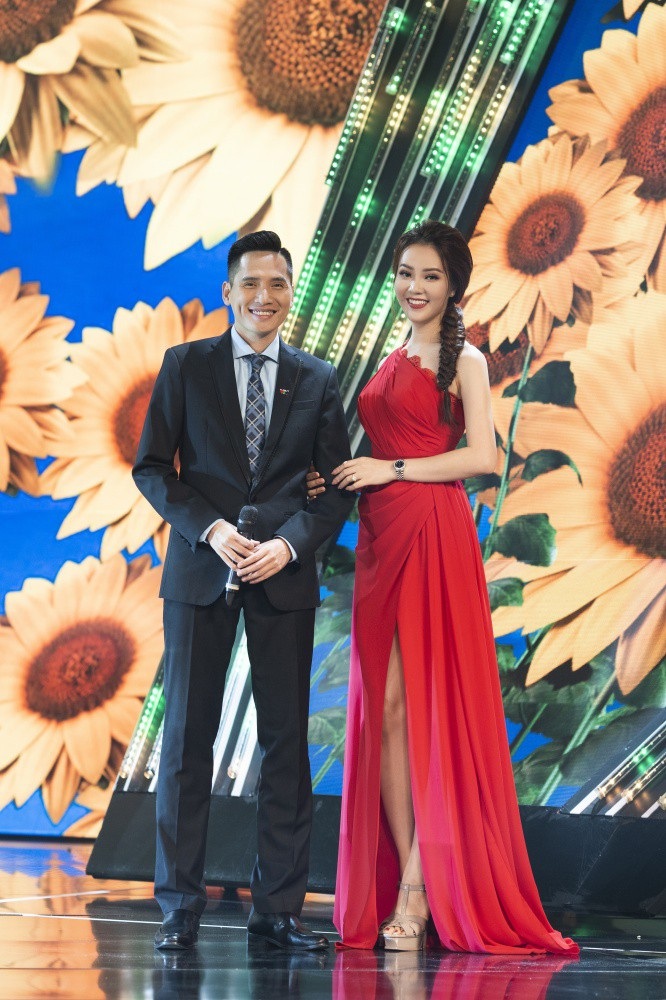 Á hậu Thụy Vân, BTV Quốc Khánh ghi hình “Chào 2019” xuyên đêm đến kiệt sức - Ảnh 2. Á hậu Thụy Vân, BTV Quốc Khánh ghi hình “Chào 2019” xuyên đêm đến kiệt sức - Ảnh 2.