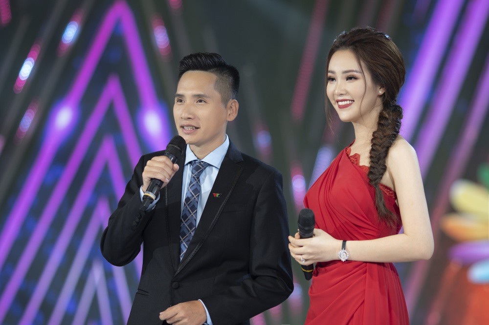 Á hậu Thụy Vân, BTV Quốc Khánh ghi hình “Chào 2019” xuyên đêm đến kiệt sức - Ảnh 3. Á hậu Thụy Vân, BTV Quốc Khánh ghi hình “Chào 2019” xuyên đêm đến kiệt sức - Ảnh 3.