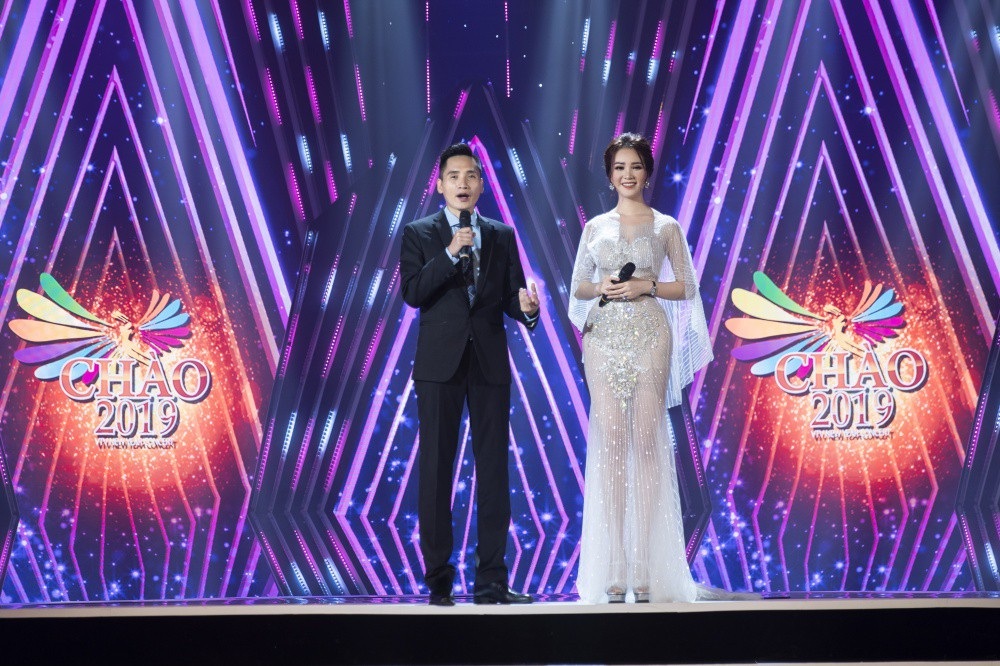 Á hậu Thụy Vân, BTV Quốc Khánh ghi hình “Chào 2019” xuyên đêm đến kiệt sức - Ảnh 1. Á hậu Thụy Vân, BTV Quốc Khánh ghi hình “Chào 2019” xuyên đêm đến kiệt sức - Ảnh 1.