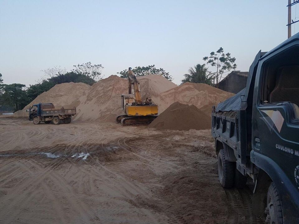 Ninh Bình: Chủ tịch huyện “vi hành” bắt quả tang bãi cát “lậu” hoạt động chui! - Ảnh 1. Ninh Bình: Chủ tịch huyện “vi hành” bắt quả tang bãi cát “lậu” hoạt động chui! - Ảnh 1.