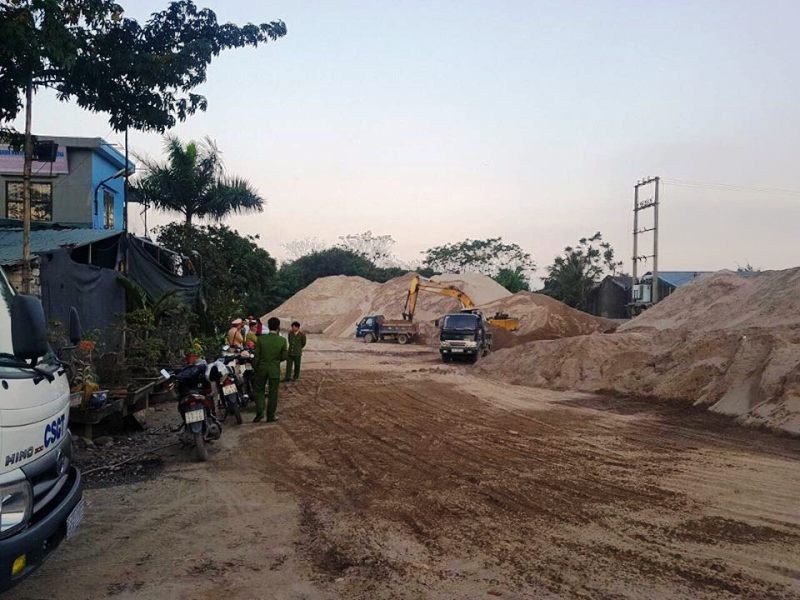 Ninh Bình: Chủ tịch huyện “vi hành” bắt quả tang bãi cát “lậu” hoạt động chui! - Ảnh 2. Ninh Bình: Chủ tịch huyện “vi hành” bắt quả tang bãi cát “lậu” hoạt động chui! - Ảnh 2.