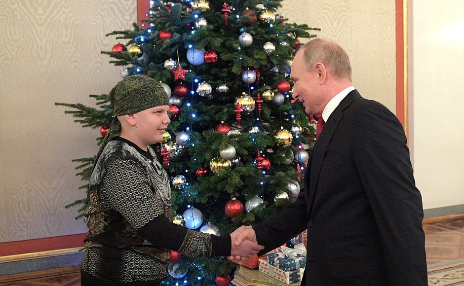 Tổng thống Putin bắt tay vị khách 10 tuổi tại điện Kremlin - Ảnh 2. Tổng thống Putin bắt tay vị khách 10 tuổi tại điện Kremlin - Ảnh 2.