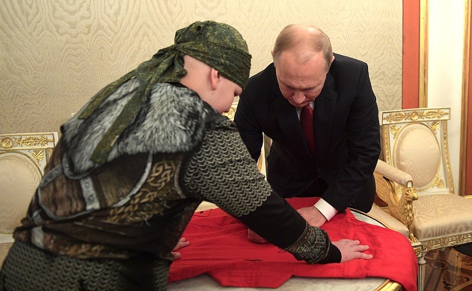 Tổng thống Putin bắt tay vị khách 10 tuổi tại điện Kremlin - Ảnh 4. Tổng thống Putin bắt tay vị khách 10 tuổi tại điện Kremlin - Ảnh 4.