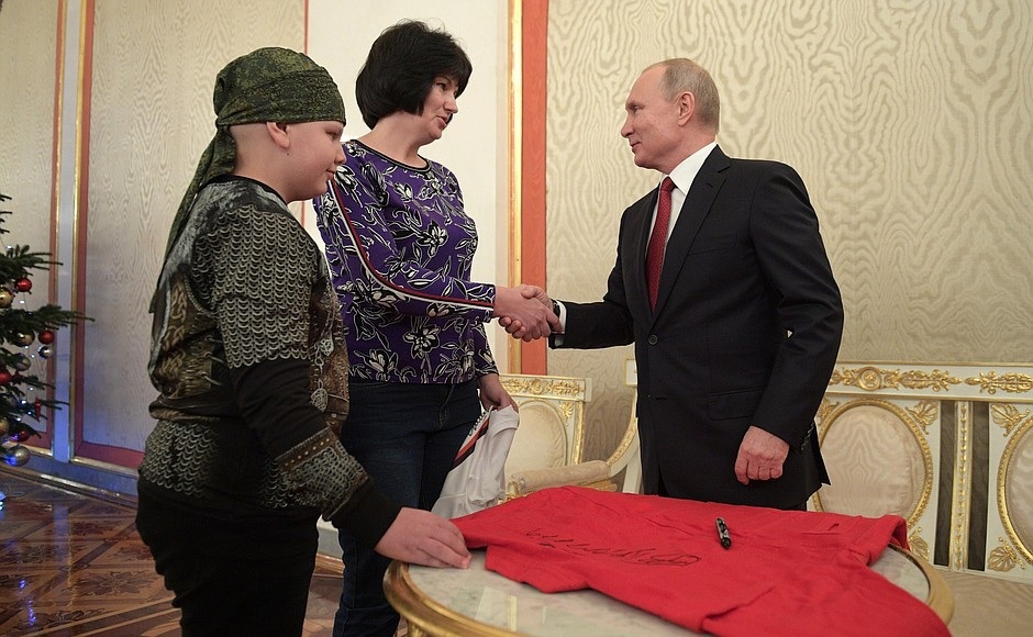 Tổng thống Putin bắt tay vị khách 10 tuổi tại điện Kremlin - Ảnh 3. Tổng thống Putin bắt tay vị khách 10 tuổi tại điện Kremlin - Ảnh 3.