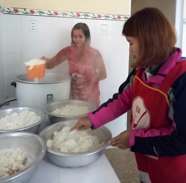 “Cô nuôi” tại các trường mầm non công lập sẽ được trả lương, hỗ trợ đóng BHXH - Ảnh 2. “Cô nuôi” tại các trường mầm non công lập sẽ được trả lương, hỗ trợ đóng BHXH - Ảnh 2.
