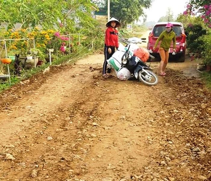 Đường xuống cấp nghiêm trọng, người dân chỉ biết kêu trời, chính quyền chờ dự án! - Ảnh 4. Đường xuống cấp nghiêm trọng, người dân chỉ biết kêu trời, chính quyền chờ dự án! - Ảnh 4.