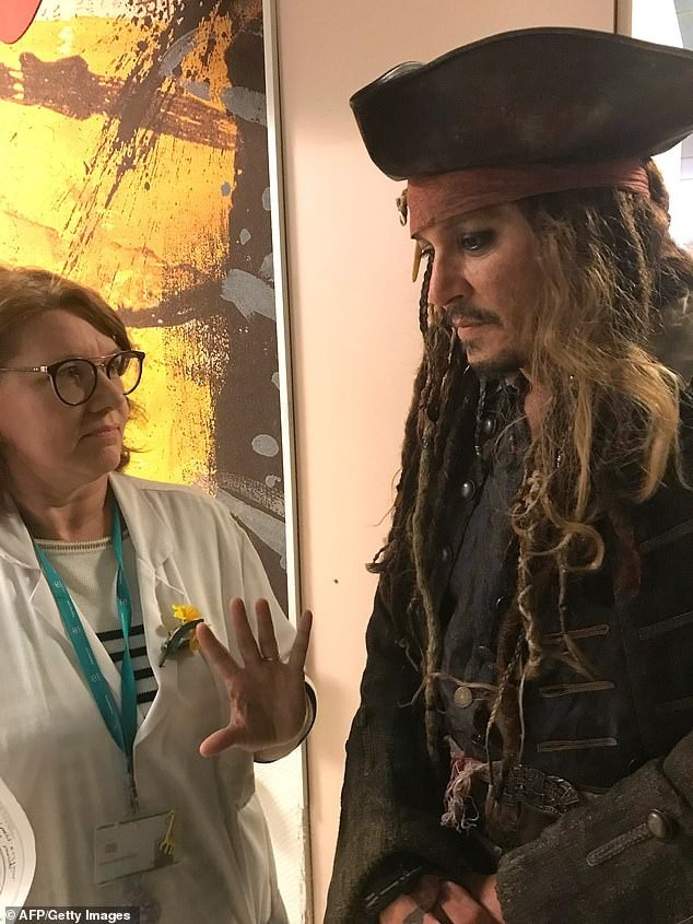 Johnny Depp hóa cướp biển đến thăm trẻ em trong bệnh viện - Ảnh 6.