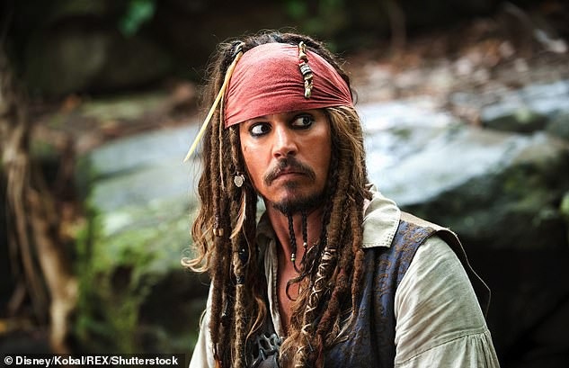 Johnny Depp hóa cướp biển đến thăm trẻ em trong bệnh viện - Ảnh 8.