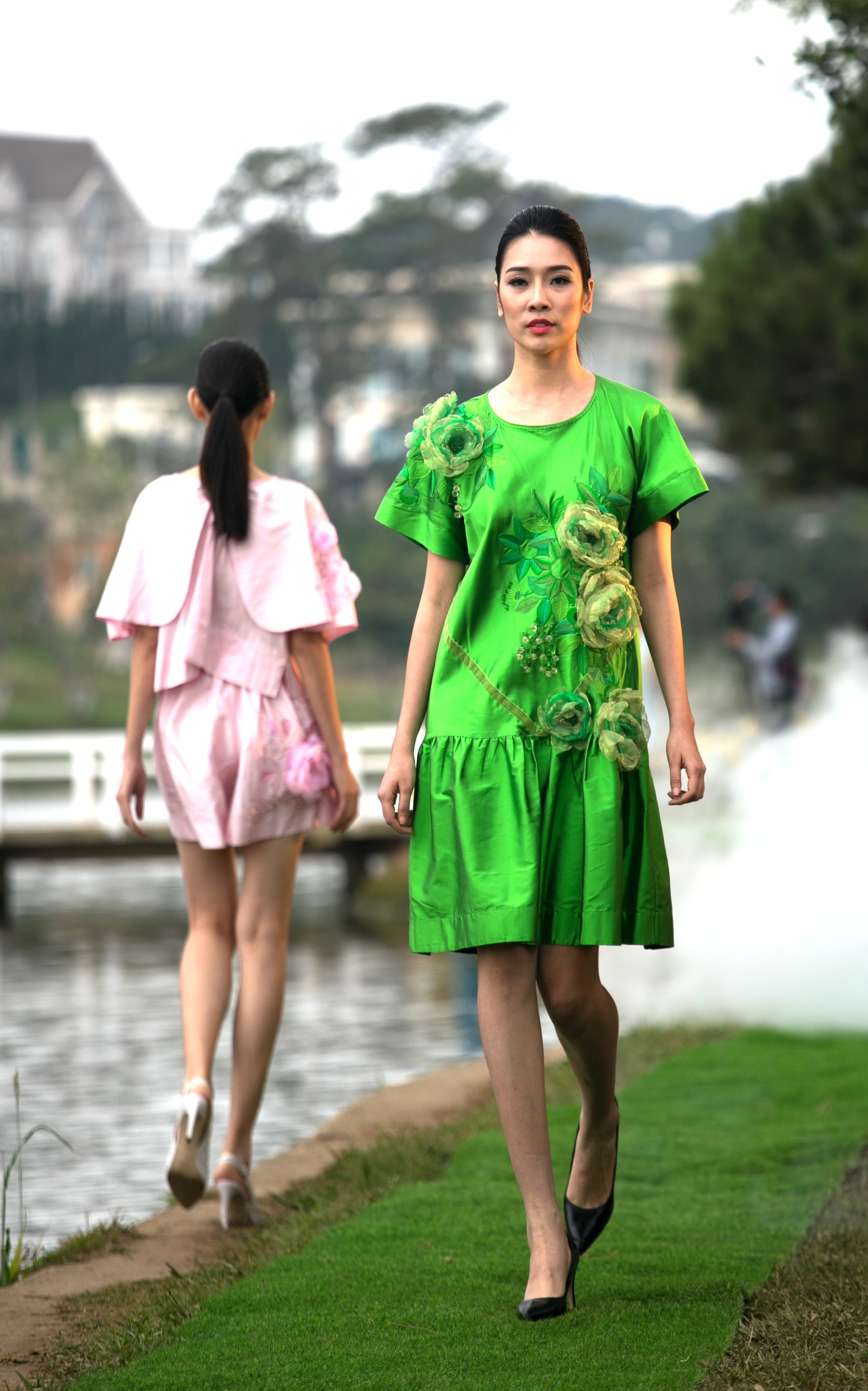 Vẽ tình ca bằng lụa Bảo Lộc và thổ cẩm K’Ho, Châu Mạ bên hồ Xuân Hương - Ảnh 25. Vẽ tình ca bằng lụa Bảo Lộc và thổ cẩm K’Ho, Châu Mạ bên hồ Xuân Hương - Ảnh 25.