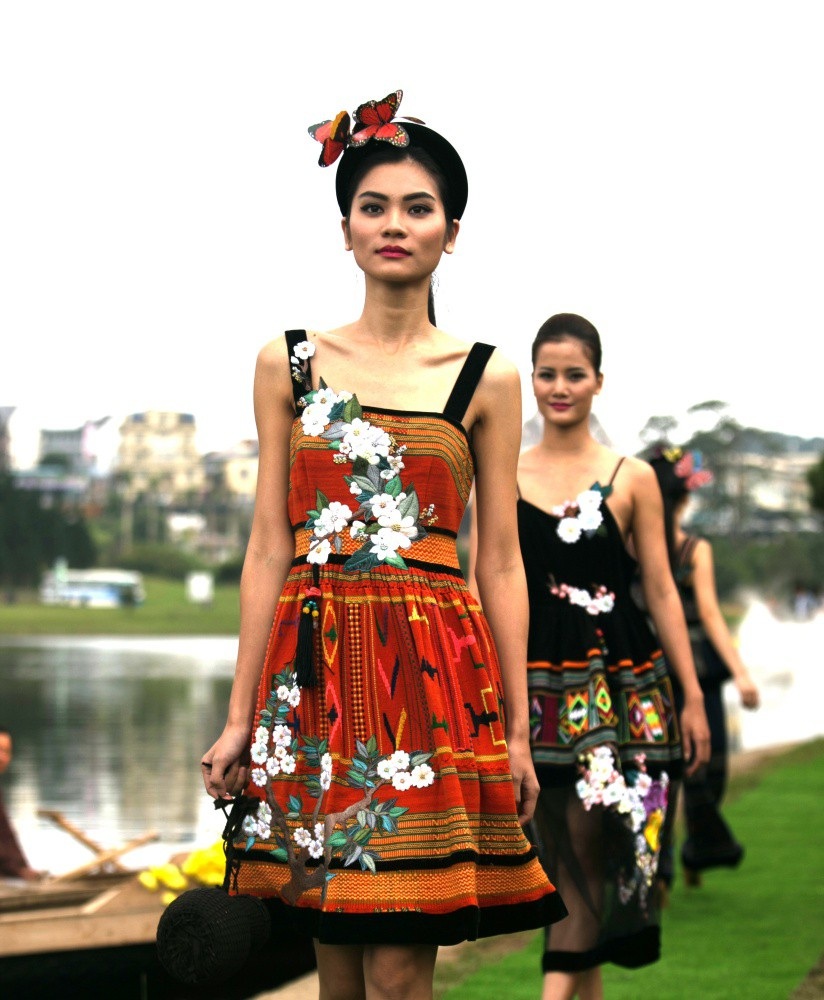 Vẽ tình ca bằng lụa Bảo Lộc và thổ cẩm K’Ho, Châu Mạ bên hồ Xuân Hương - Ảnh 10. Vẽ tình ca bằng lụa Bảo Lộc và thổ cẩm K’Ho, Châu Mạ bên hồ Xuân Hương - Ảnh 10.