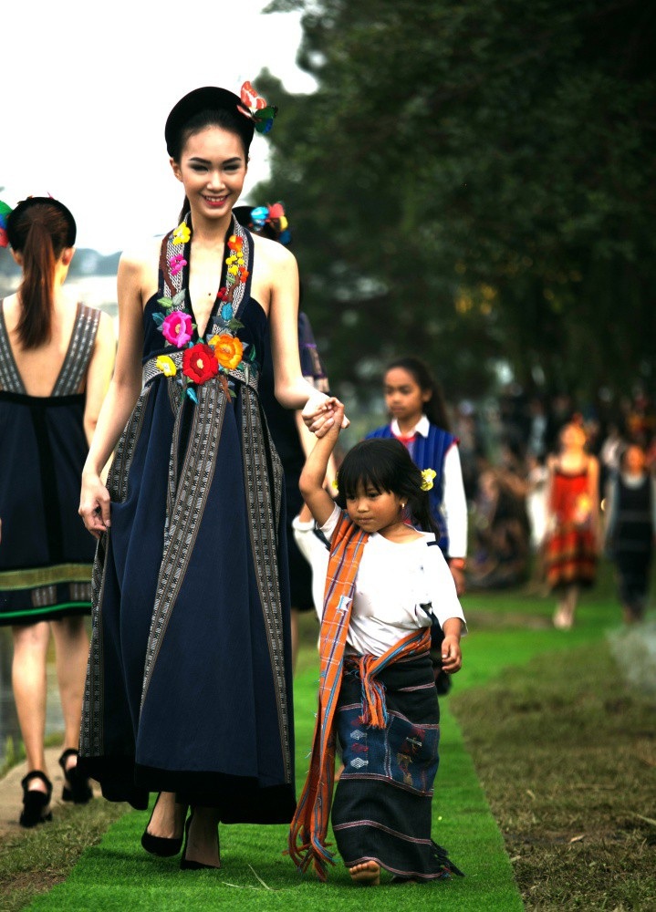 Vẽ tình ca bằng lụa Bảo Lộc và thổ cẩm K’Ho, Châu Mạ bên hồ Xuân Hương - Ảnh 8. Vẽ tình ca bằng lụa Bảo Lộc và thổ cẩm K’Ho, Châu Mạ bên hồ Xuân Hương - Ảnh 8.