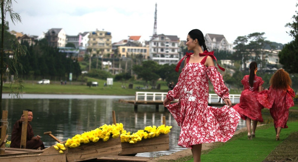 Vẽ tình ca bằng lụa Bảo Lộc và thổ cẩm K’Ho, Châu Mạ bên hồ Xuân Hương - Ảnh 21. Vẽ tình ca bằng lụa Bảo Lộc và thổ cẩm K’Ho, Châu Mạ bên hồ Xuân Hương - Ảnh 21.