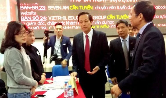 Đấu giá áo của đội tuyển U23, điều chỉnh tuổi hưu, cảnh báo xâm hại trẻ em… - Ảnh 7.