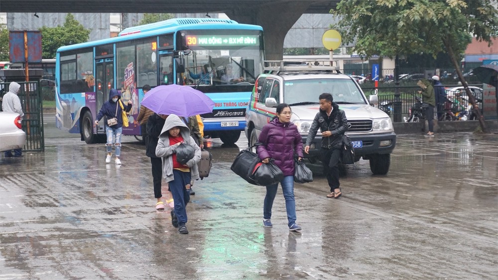 Người dân đổ ra bến xe về nghỉ Tết, đường phố Hà Nội ùn tắc trong mưa - Ảnh 3.