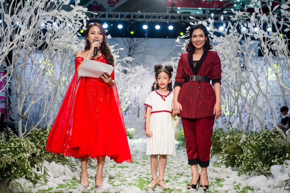Vân Hugo vai trần trễ nải, Nguyệt thảo mai đưa con gái lên sàn catwalk - Ảnh 7. Vân Hugo vai trần trễ nải, Nguyệt thảo mai đưa con gái lên sàn catwalk - Ảnh 7.