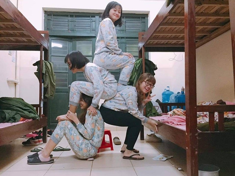 Dân mạng rộ trào lưu tạo dáng chụp ảnh ngồi trên lưng nhau - Ảnh 4. Dân mạng rộ trào lưu tạo dáng chụp ảnh ngồi trên lưng nhau - Ảnh 4.