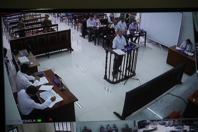 Đấu giá áo của đội tuyển U23, điều chỉnh tuổi hưu, cảnh báo xâm hại trẻ em… - Ảnh 8.