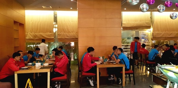 Những hình ảnh đầu tiên của đội tuyển Việt Nam tại Qatar - Ảnh 1. Những hình ảnh đầu tiên của đội tuyển Việt Nam tại Qatar - Ảnh 1.