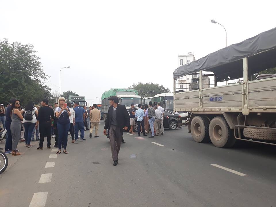Tài xế phản đối trạm BOT Phả Lại, CSGT tăng cường lực lượng phân luồng - Ảnh 2. Tài xế phản đối trạm BOT Phả Lại, CSGT tăng cường lực lượng phân luồng - Ảnh 2.