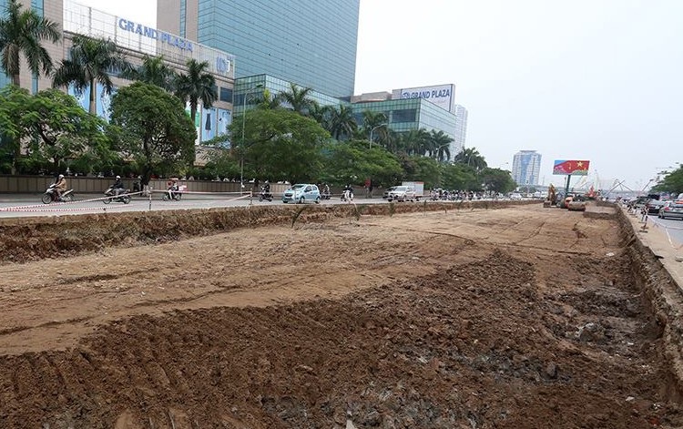 Hà Nội chi 125 tỷ đồng xén dải phân cách, thông “điểm đen” ùn tắc - Ảnh 1.