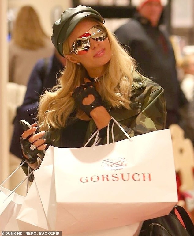 Paris Hilton sành điệu ra phố mua sắm - Ảnh 2. Paris Hilton sành điệu ra phố mua sắm - Ảnh 2.