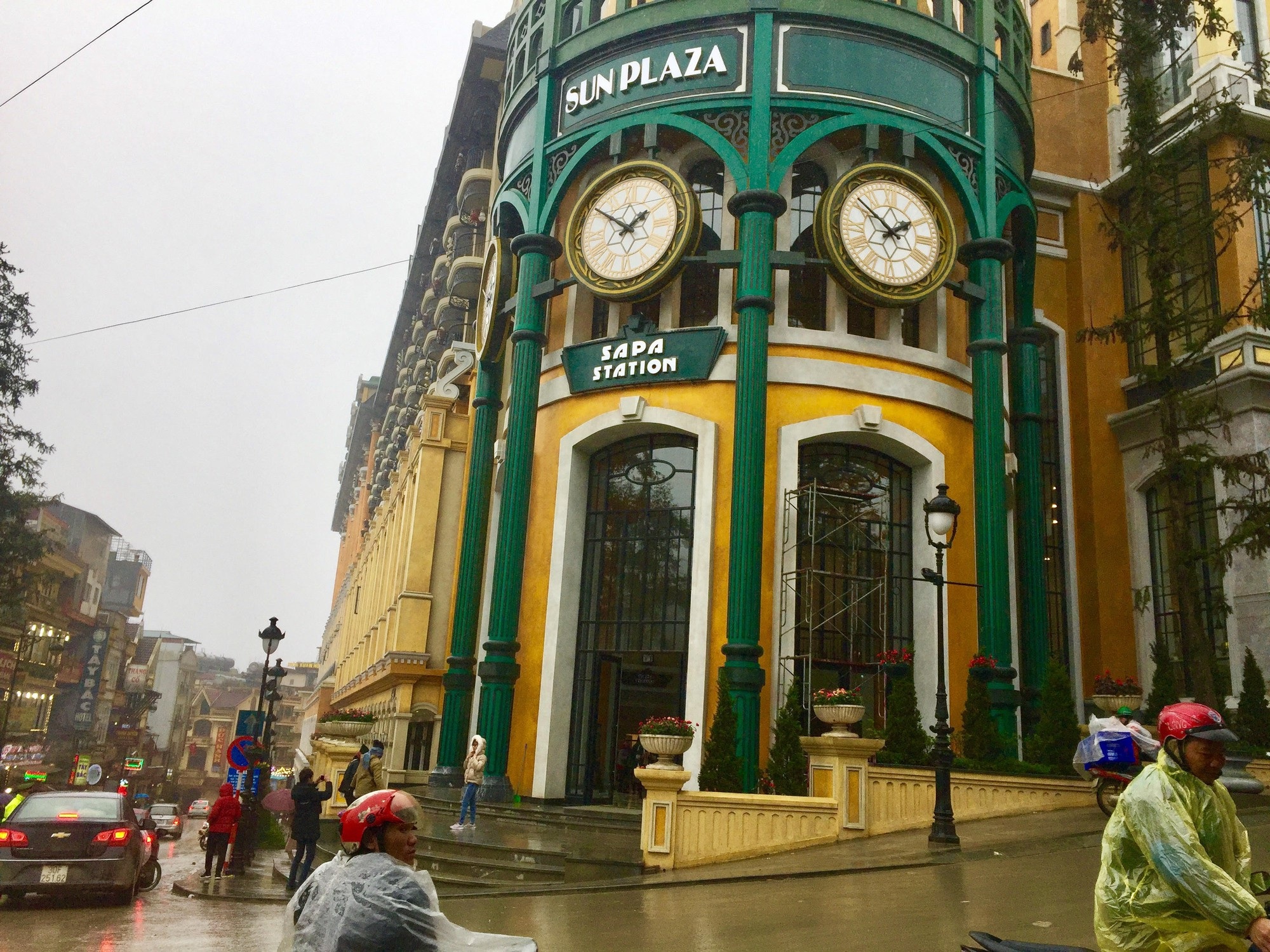Sapa chìm trong rét buốt những ngày cuối năm, khách du lịch đổ lên ngày một đông - Ảnh 5. Sapa chìm trong rét buốt những ngày cuối năm, khách du lịch đổ lên ngày một đông - Ảnh 5.
