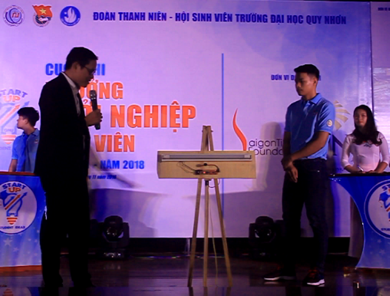 Sinh viên ĐH Quy Nhơn chế thiết bị bật tắt đèn thông minh bằng giọng nói - Ảnh 4. Sinh viên ĐH Quy Nhơn chế thiết bị bật tắt đèn thông minh bằng giọng nói - Ảnh 4.