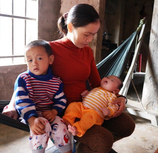 Nỗi thống khổ của gia đình bị "trời đày" - 2 Sinh được 4 đứa con thì 3 đứa đang mắc bệnh hiểm nghèo.
