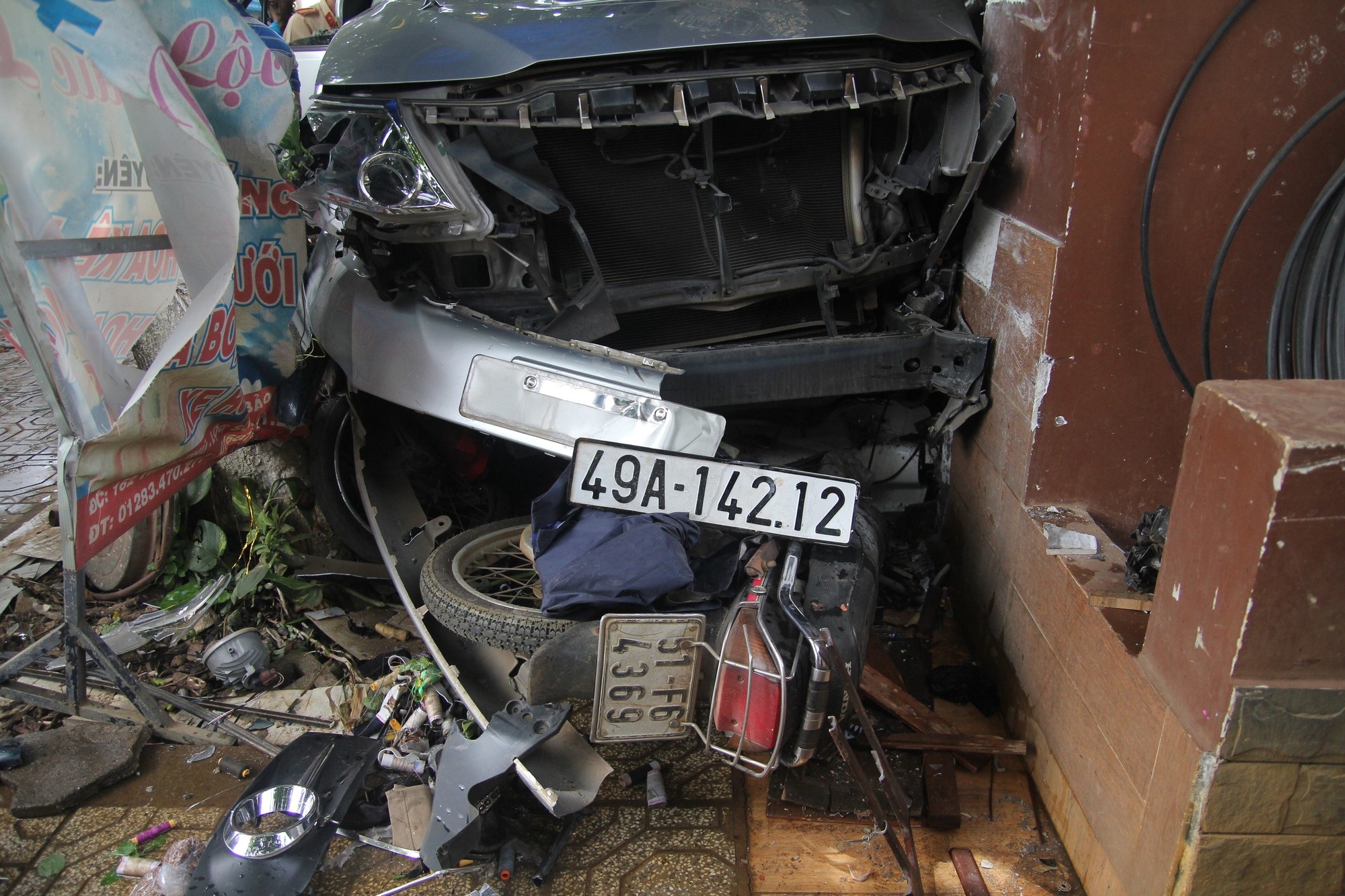 Tránh xe máy, ô tô lao lên vỉa hè tông chết một phụ nữ - Ảnh 2.