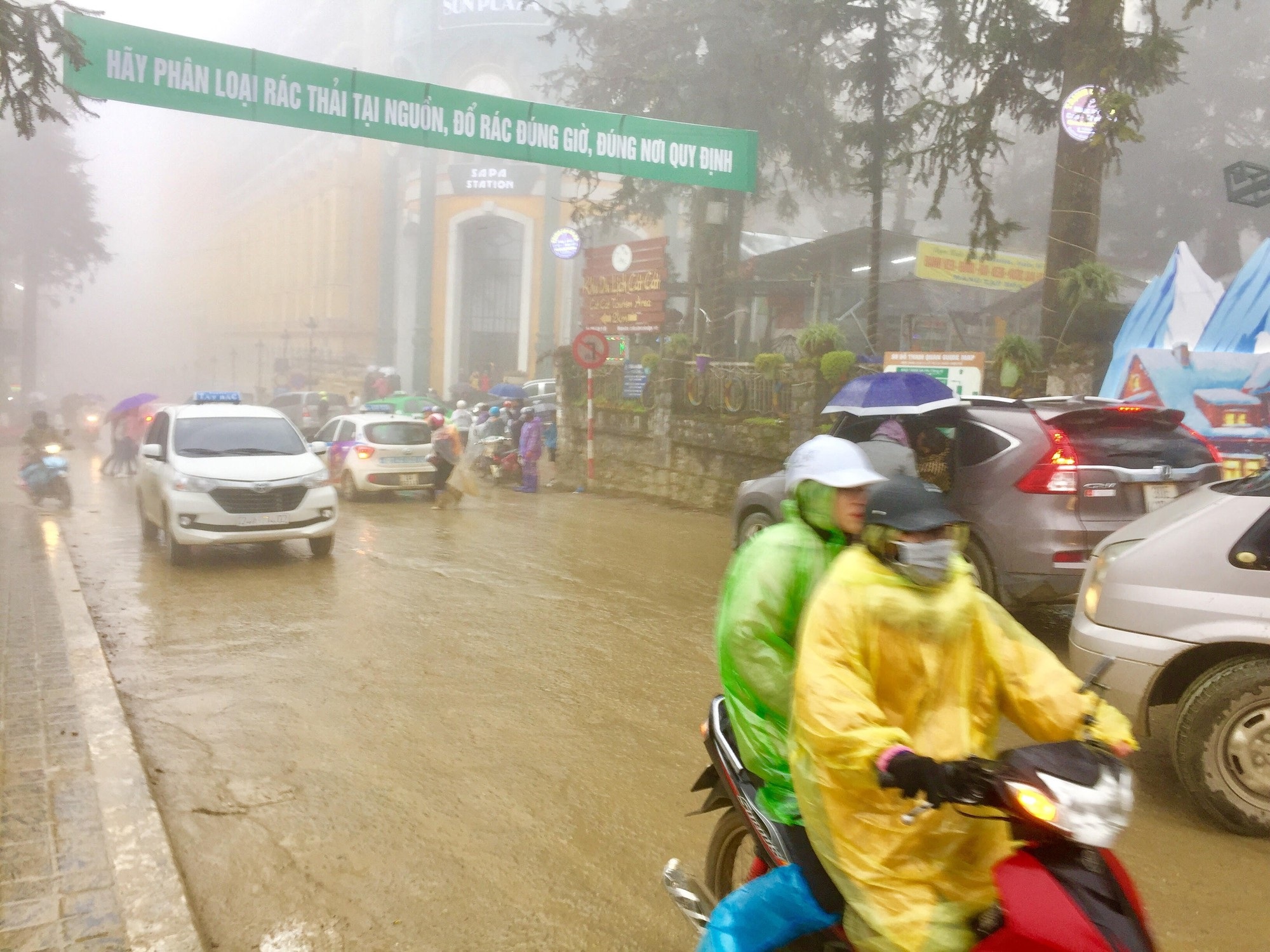 Sapa chìm trong rét buốt những ngày cuối năm, khách du lịch đổ lên ngày một đông - Ảnh 8. Sapa chìm trong rét buốt những ngày cuối năm, khách du lịch đổ lên ngày một đông - Ảnh 8.