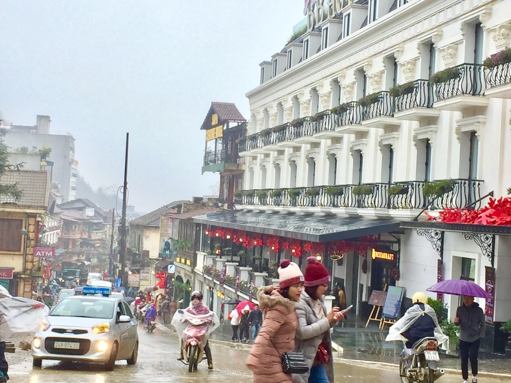 Sapa chìm trong rét buốt những ngày cuối năm, khách du lịch đổ lên ngày một đông - Ảnh 6. Sapa chìm trong rét buốt những ngày cuối năm, khách du lịch đổ lên ngày một đông - Ảnh 6.