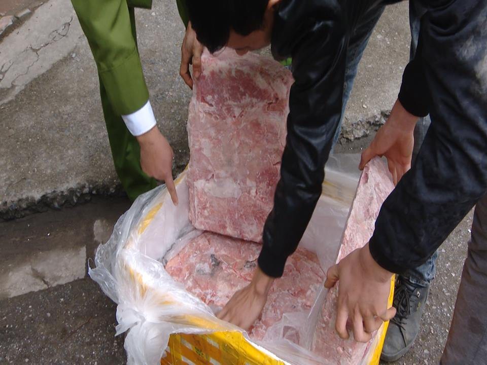 Hơn 10km truy đuổi, vây ráp xe chở 2,5 tấn nầm đang phân hủy - Ảnh 2. Hơn 10km truy đuổi, vây ráp xe chở 2,5 tấn nầm đang phân hủy - Ảnh 2.