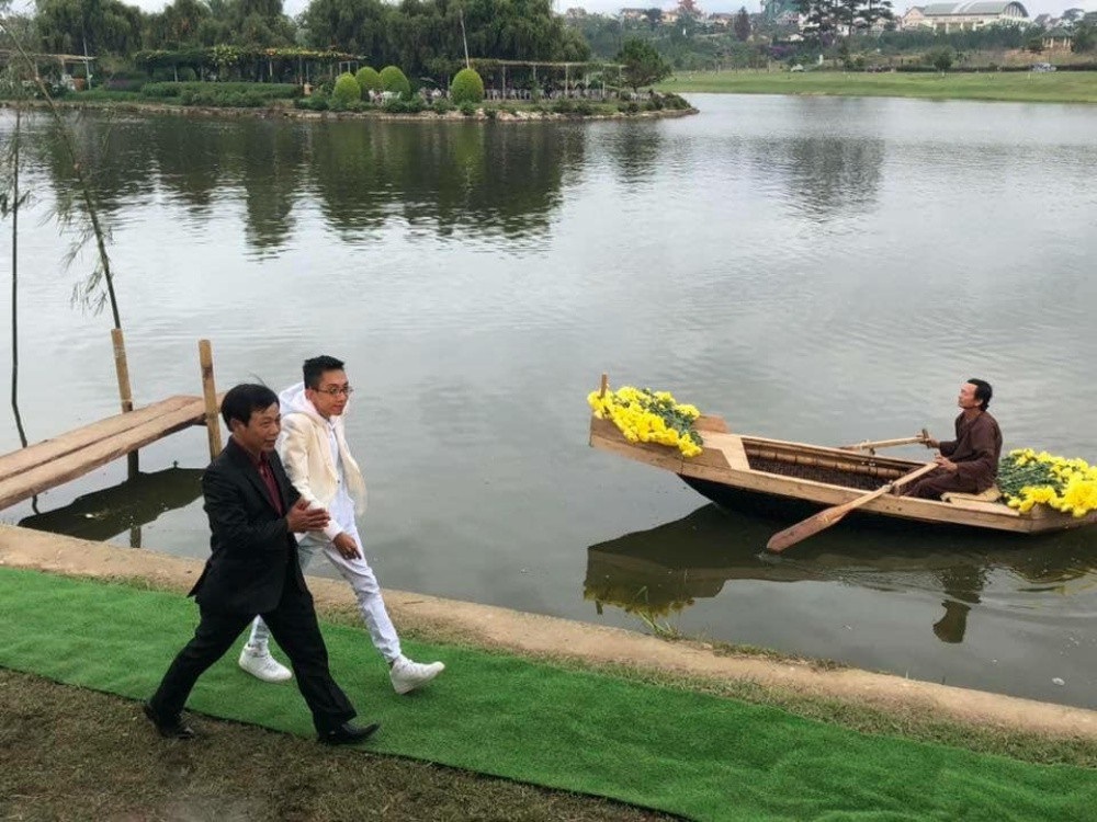 Chiêm ngưỡng bộ sưu tập lụa gợi cảm hút ánh nhìn của NTK Công Huân - Ảnh 1. Chiêm ngưỡng bộ sưu tập lụa gợi cảm hút ánh nhìn của NTK Công Huân - Ảnh 1.