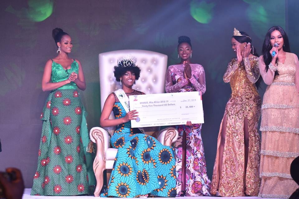 Hoa hậu châu Phi bất ngờ bốc cháy trên sân khấu khi đăng quang - Ảnh 3. Hoa hậu châu Phi bất ngờ bốc cháy trên sân khấu khi đăng quang - Ảnh 3.