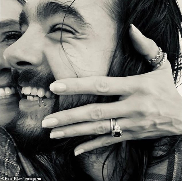 Heidi Klum hạnh phúc bên bạn trai kém 16 tuổi - 4
Heidi Klum hạnh phúc khoe nhẫn đính hôn mà Tom Kaulitz tặng cô