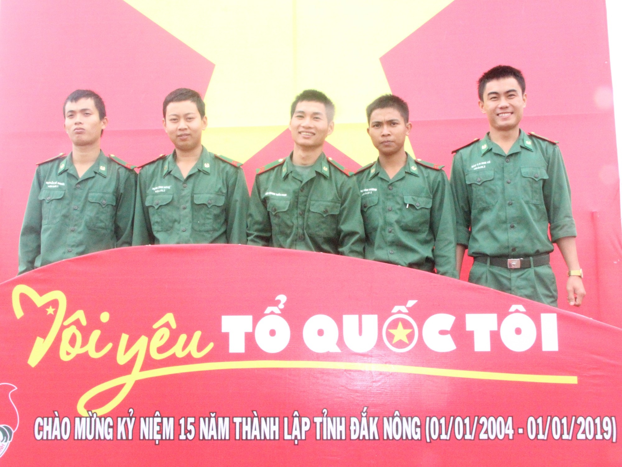 6.000 lá cờ đỏ sao vàng sưởi ấm vùng biên cương - Ảnh 1. 6.000 lá cờ đỏ sao vàng sưởi ấm vùng biên cương - Ảnh 1.