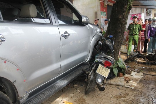 Tránh xe máy, ô tô lao lên vỉa hè tông chết một phụ nữ - Ảnh 3.