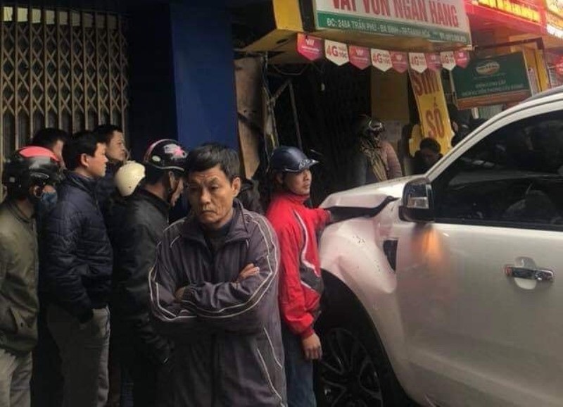 Xế hộp tông nhiều phương tiện, lao vào nhà dân - Ảnh 2. Xế hộp tông nhiều phương tiện, lao vào nhà dân - Ảnh 2.