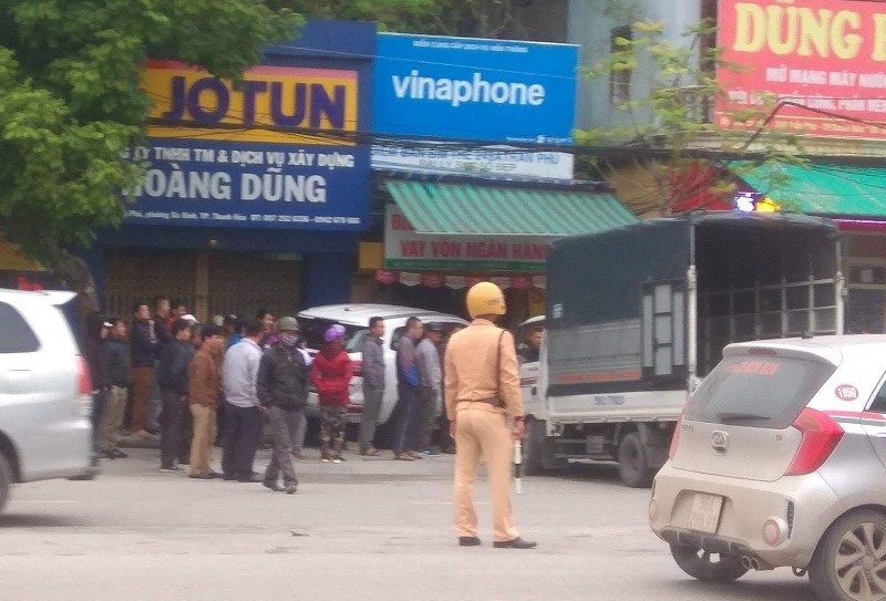 Xế hộp tông nhiều phương tiện, lao vào nhà dân - Ảnh 4. Xế hộp tông nhiều phương tiện, lao vào nhà dân - Ảnh 4.