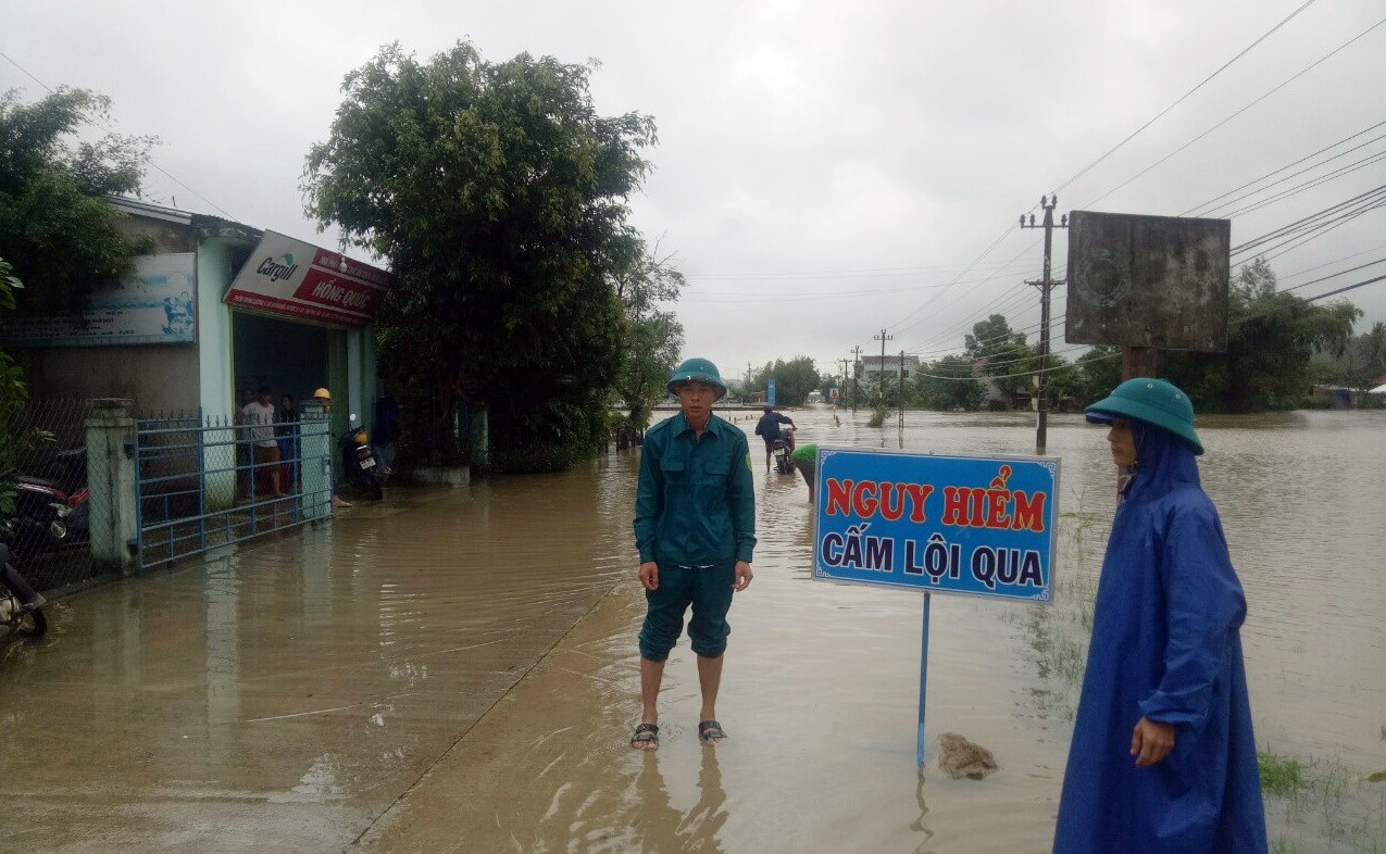 Mưa lũ tại nhiều tỉnh miền Trung, người dân đón Tết dương lịch trong nước lụt - Ảnh 2. Mưa lũ tại nhiều tỉnh miền Trung, người dân đón Tết dương lịch trong nước lụt - Ảnh 2.