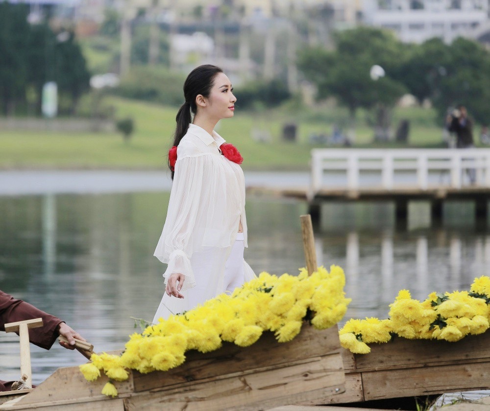 Chiêm ngưỡng bộ sưu tập lụa gợi cảm hút ánh nhìn của NTK Công Huân - Ảnh 5. Chiêm ngưỡng bộ sưu tập lụa gợi cảm hút ánh nhìn của NTK Công Huân - Ảnh 5.