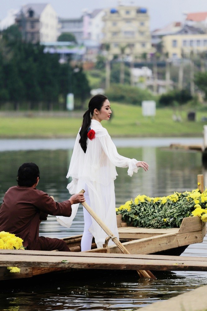 Chiêm ngưỡng bộ sưu tập lụa gợi cảm hút ánh nhìn của NTK Công Huân - Ảnh 6. Chiêm ngưỡng bộ sưu tập lụa gợi cảm hút ánh nhìn của NTK Công Huân - Ảnh 6.