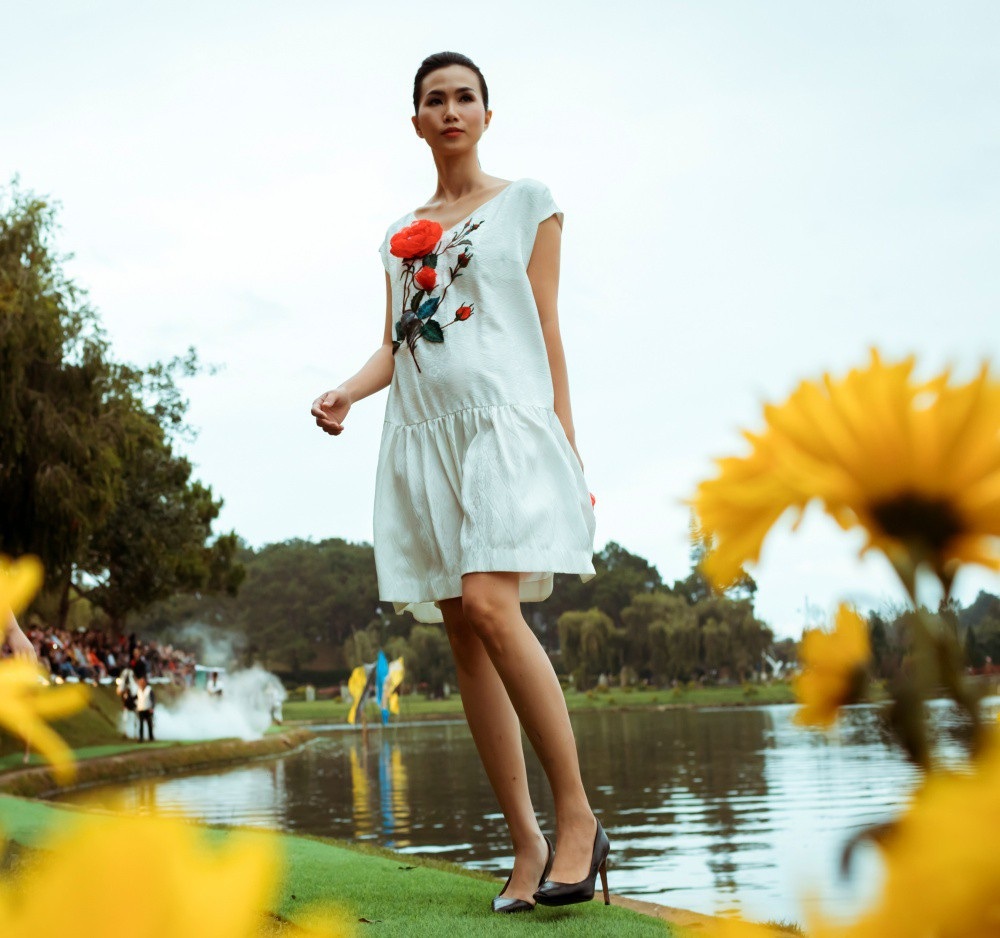 Chiêm ngưỡng bộ sưu tập lụa gợi cảm hút ánh nhìn của NTK Công Huân - Ảnh 13. Chiêm ngưỡng bộ sưu tập lụa gợi cảm hút ánh nhìn của NTK Công Huân - Ảnh 13.