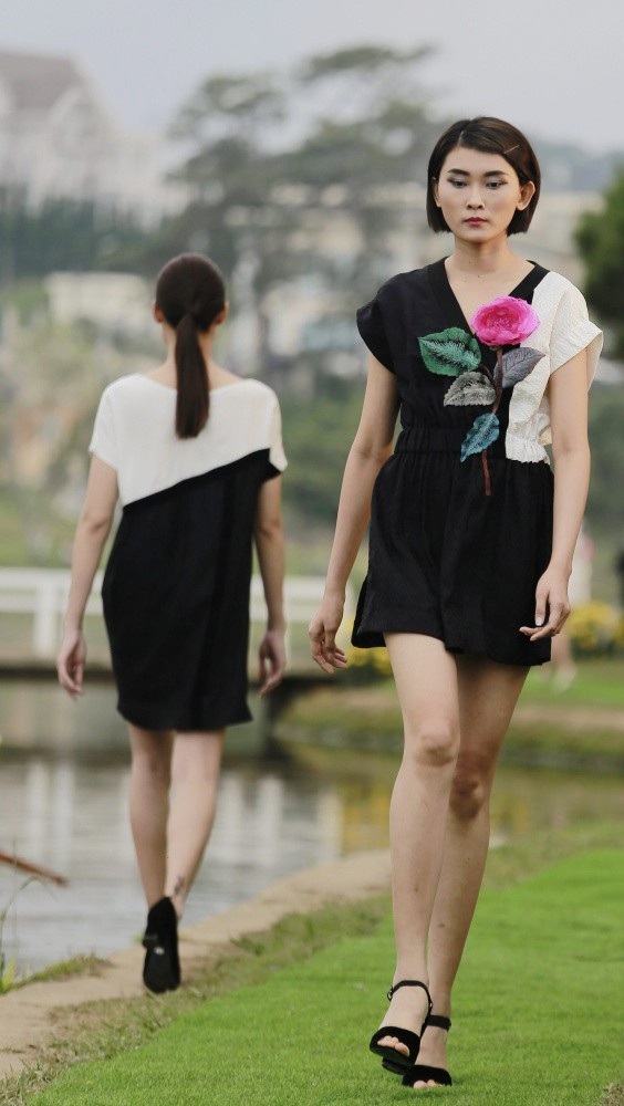 Chiêm ngưỡng bộ sưu tập lụa gợi cảm hút ánh nhìn của NTK Công Huân - Ảnh 16. Chiêm ngưỡng bộ sưu tập lụa gợi cảm hút ánh nhìn của NTK Công Huân - Ảnh 16.