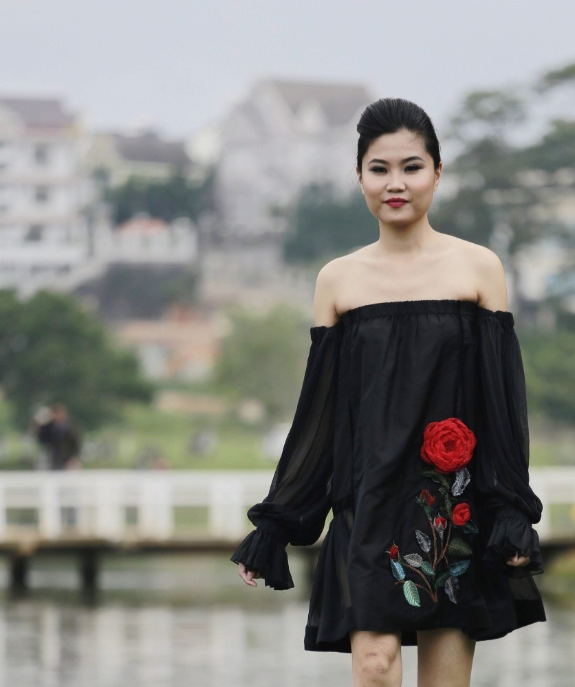Chiêm ngưỡng bộ sưu tập lụa gợi cảm hút ánh nhìn của NTK Công Huân - Ảnh 10. Chiêm ngưỡng bộ sưu tập lụa gợi cảm hút ánh nhìn của NTK Công Huân - Ảnh 10.