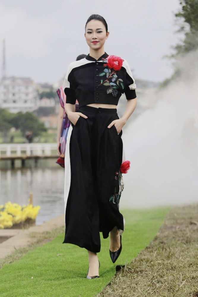 Chiêm ngưỡng bộ sưu tập lụa gợi cảm hút ánh nhìn của NTK Công Huân - Ảnh 8. Chiêm ngưỡng bộ sưu tập lụa gợi cảm hút ánh nhìn của NTK Công Huân - Ảnh 8.