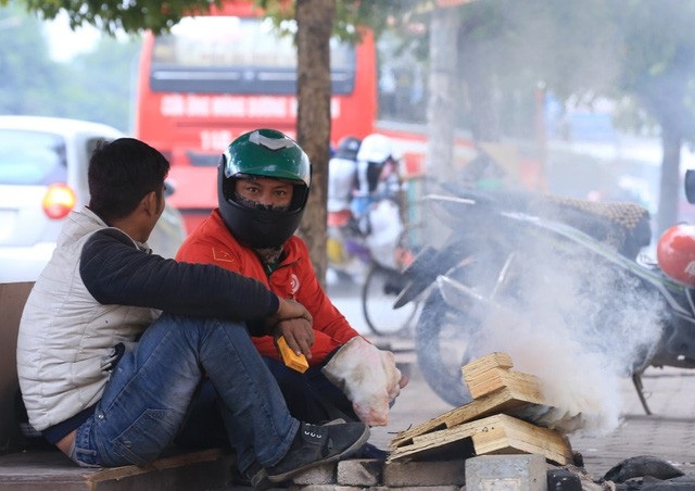 Người lao động Thủ đô đốt lửa sưởi ấm trong cái lạnh tê buốt dịp Tết Dương lịch - Ảnh 8. Người lao động Thủ đô đốt lửa sưởi ấm trong cái lạnh tê buốt dịp Tết Dương lịch - Ảnh 8.