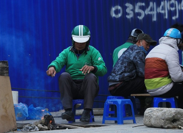Người lao động Thủ đô đốt lửa sưởi ấm trong cái lạnh tê buốt dịp Tết Dương lịch - Ảnh 9. Người lao động Thủ đô đốt lửa sưởi ấm trong cái lạnh tê buốt dịp Tết Dương lịch - Ảnh 9.