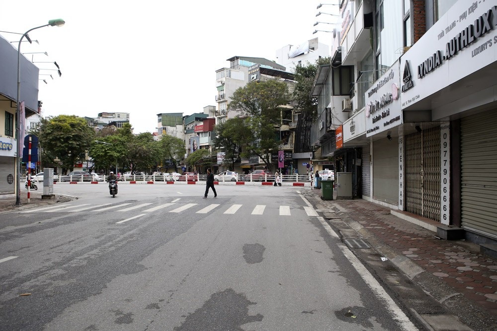 Hà Nội rét đậm, đường phố vắng vẻ trong ngày đầu nghỉ lễ - Ảnh 1. Hà Nội rét đậm, đường phố vắng vẻ trong ngày đầu nghỉ lễ - Ảnh 1.