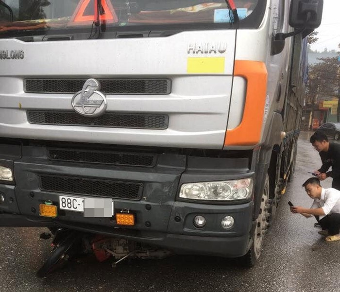 Xe tải cuốn xe máy vào gầm, hai mẹ con tử vong thương tâm - Ảnh 2. Xe tải cuốn xe máy vào gầm, hai mẹ con tử vong thương tâm - Ảnh 2.